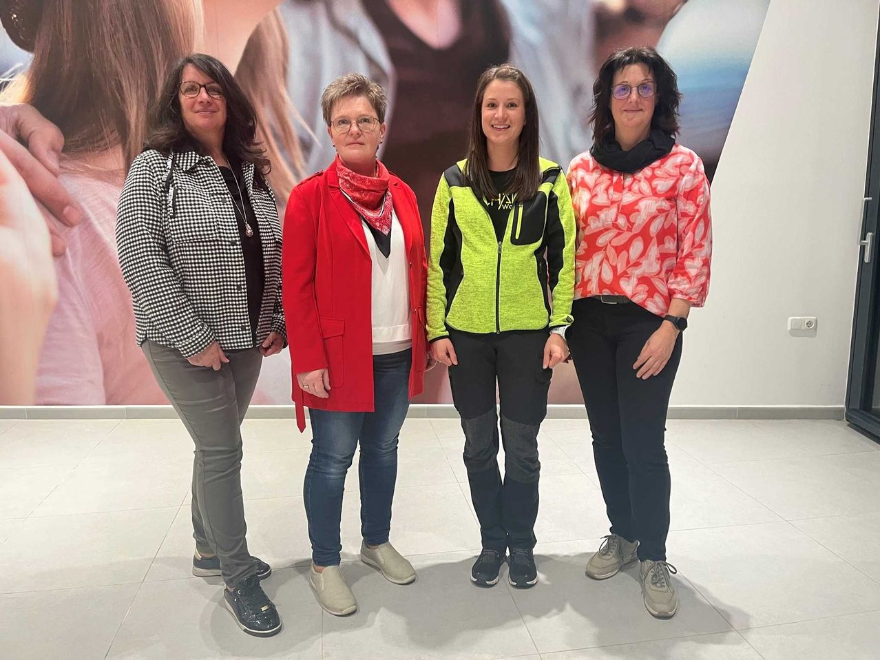 Bild enthält, Groupshot, Person, Female, Girl, Teen, Coat, Adult, Woman, Scarf, Jacket