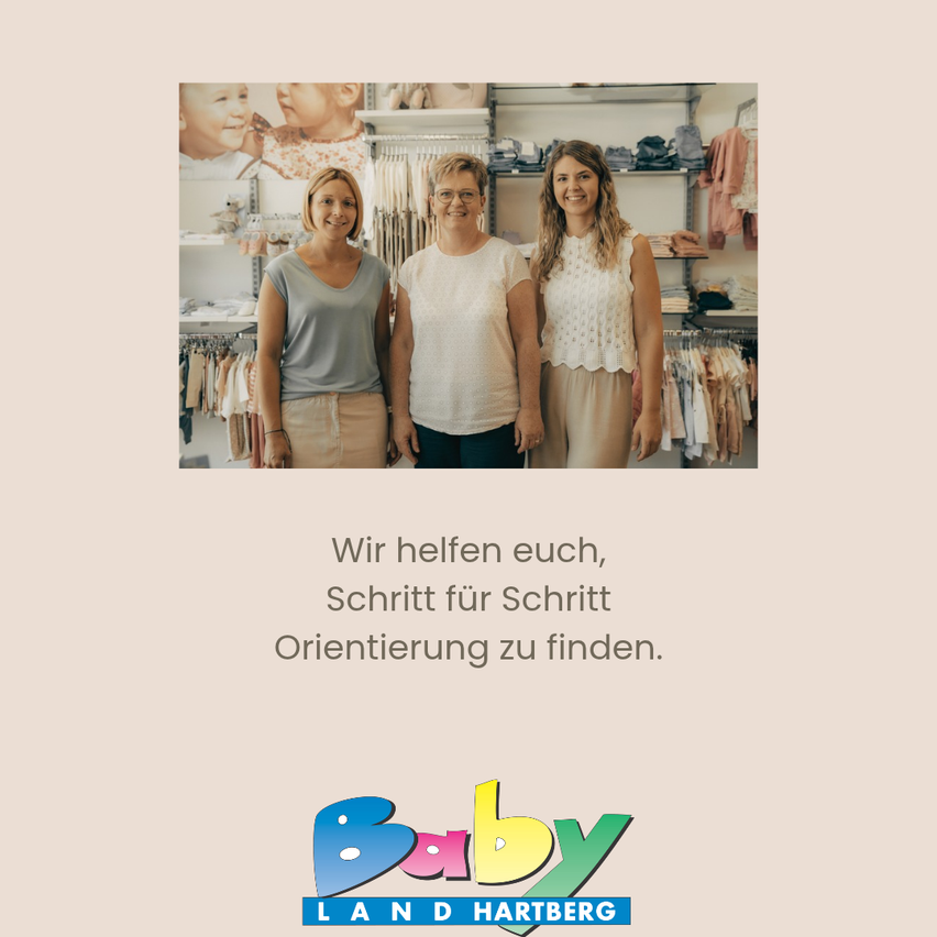 Drei Frauen in einem Bekleidungsgeschäft, lächelnd und posierend. Eine hält ein Baby. Sie sind von Babykleidung umgeben. Der Text lautet 'Wir helfen euch, Schritt für Schritt Orientierung zu finden.' Unten ist ein Logo.
