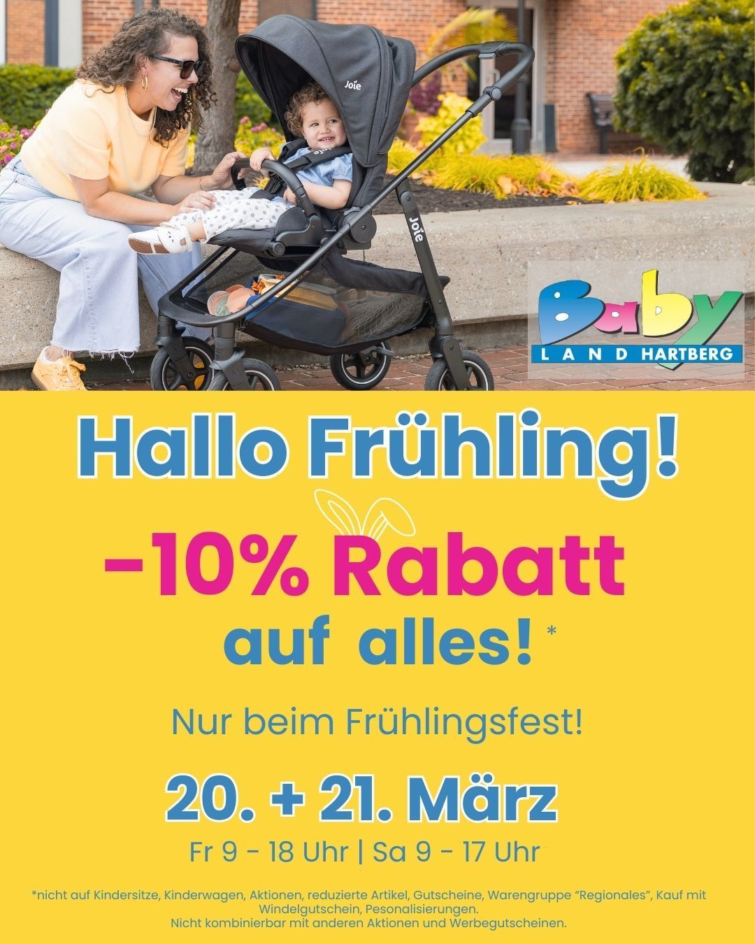 Eine Frau mit einem Baby im Kinderwagen steht auf einem Bürgersteig. Der Plakattext lautet 'Hallo Frühling! -10% Rabatt auf alles! Nur beim Frühlingsfest!' Der Termin ist der 20. und 21. März.