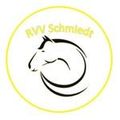 Das kreisförmige Logo zeigt einen stilisierten Pferdekopf mit gelbem Rand. Der Text 'RVV Schmiedt' steht in Gelb über dem Pferdekopf.