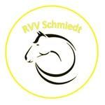 Das kreisförmige Logo zeigt einen stilisierten Pferdekopf mit gelbem Rand. Der Text 'RVV Schmiedt' steht in Gelb über dem Pferdekopf.