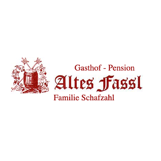 Das Logo für Gasthof-Pension Altes Fass von Familie Schatzahl. Es zeigt einen roten Fass mit einem Kreuz und einer Traube, symbolisiert ein familiengeführtes Gasthaus und Weinkeller.