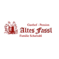 Das Logo für Gasthof-Pension Altes Fass von Familie Schatzahl. Es zeigt einen roten Fass mit einem Kreuz und einer Traube, symbolisiert ein familiengeführtes Gasthaus und Weinkeller.