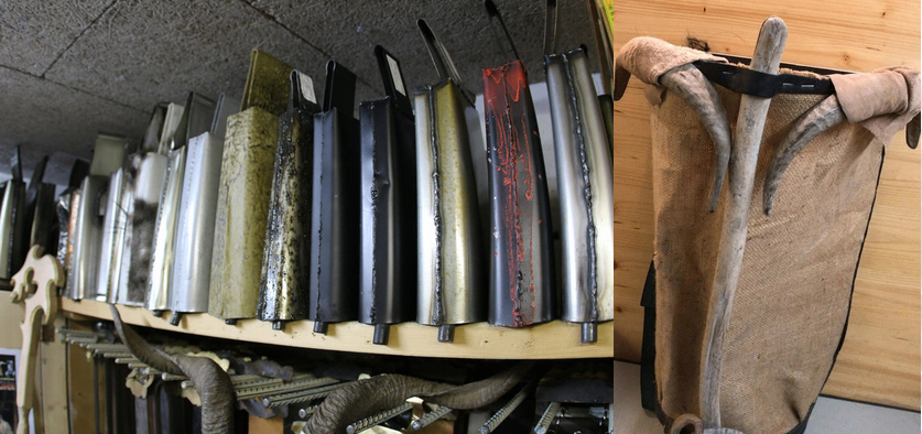 Bild enthält, Shelf, Sword, Weapon, Book, Indoors, Library, Publication, Bag