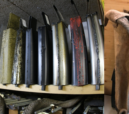 Bild enthält, Shelf, Book, Indoors, Library, Publication, Bag, Sword, Weapon