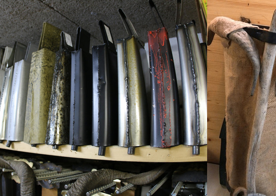 Bild enthält, Shelf, Book, Indoors, Library, Publication, Bag, Sword, Weapon
