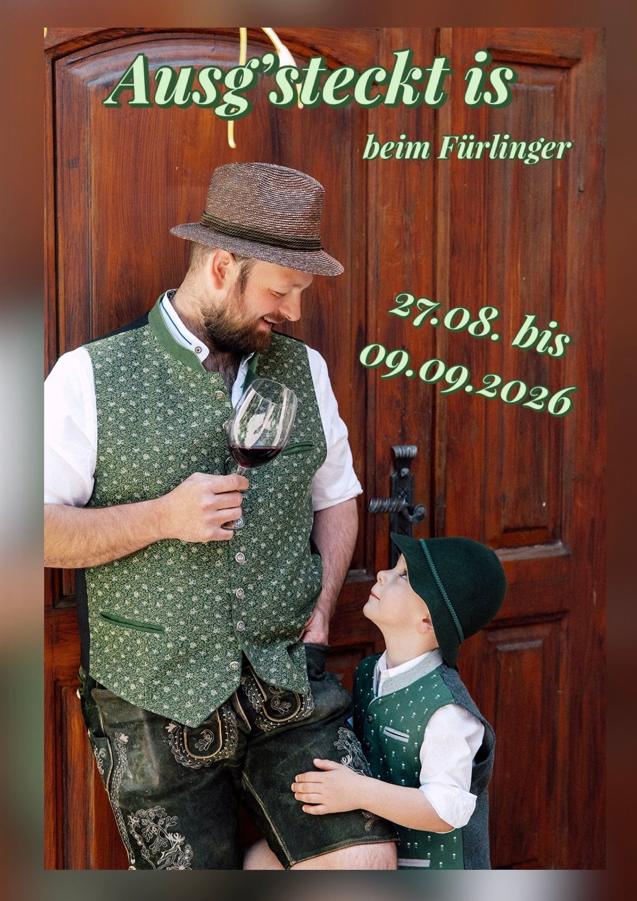 Ein Mann in traditioneller bayerischer Kleidung hält ein Weinglas und lächelt, während ein kleiner Junge zu ihm aufschaut. Das Bild enthält einen Datumsbereich vom 27. August bis 9. September 2026.
