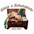 Eine offene Holzkiste gefüllt mit verschiedenen Gegenständen, darunter ein Hut, eine Sonnenbrille, eine Handtasche und eine italienische Flagge. Die Kiste ist mit 'Silvias Schatzkiste' beschriftet.