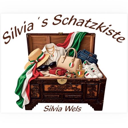 Eine offene Holzkiste gefüllt mit verschiedenen Gegenständen, darunter ein Hut, eine Sonnenbrille, eine Handtasche und eine italienische Flagge. Die Kiste ist mit 'Silvias Schatzkiste' beschriftet.
