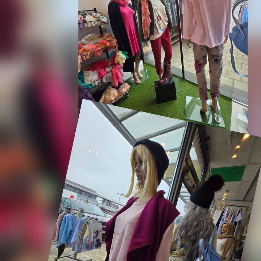 Zwei Mannequins in einem Bekleidungsgeschäft präsentieren, eines in Pink und Lila, das andere in Schwarz, umgeben von einer Vielzahl von Kleidungsstücken und Accessoires.