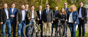 Bild enthält, People, Person, Advertisement, Poster, Coat, Jeans, Adult, Male, Man, Wheel