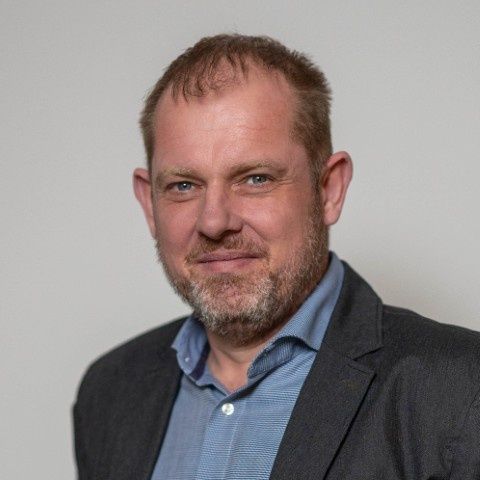 Bild enthält, Face, Head, Person, Photography, Portrait, Blazer, Smile, Adult, Male, Man