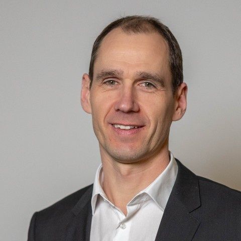 Bild enthält, Face, Head, Photography, Portrait, Blazer, Jacket, Formal Wear, Suit, Smile, Tie