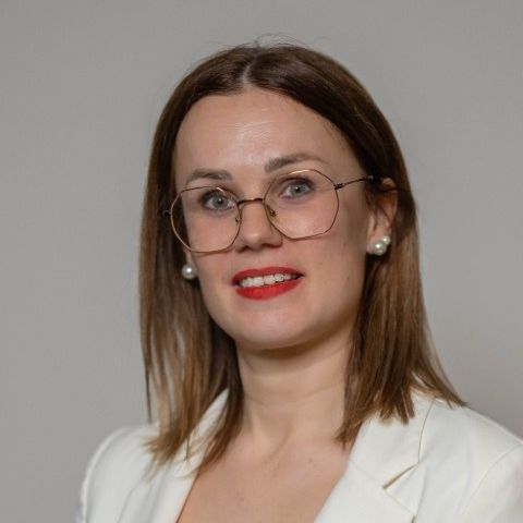 Bild enthält, Person, Photography, Portrait, Coat, Glasses, Blazer, Smile, Adult, Female, Woman