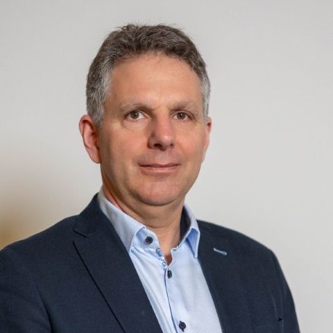 Bild enthält, Blazer, Coat, Jacket, Person, Photography, Portrait, Formal Wear, Suit, Adult, Man