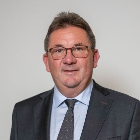 Bild enthält, Accessories, Formal Wear, Tie, Blazer, Coat, Jacket, Photography, Portrait, Suit, Necktie