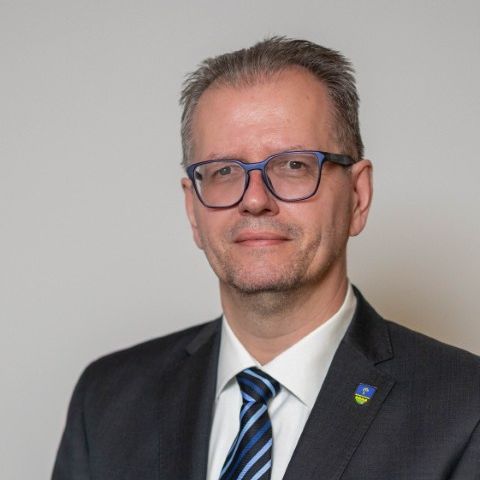 Bild enthält, Accessories, Blazer, Coat, Formal Wear, Jacket, Tie, Photography, Portrait, Suit, Glasses