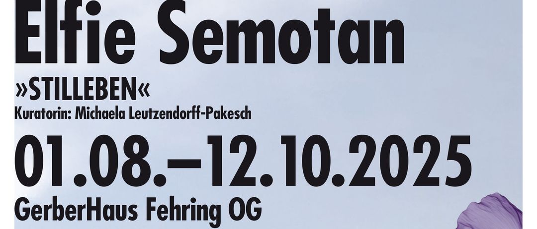 Das Plakat bewirbt das Hochsommer Festival 2025 mit Elfie Semotan. Die Ausstellung läuft vom 1. August bis 12. Oktober 2025 im GerberHaus Fehring. Öffnungszeiten: Freitag bis Sonntag von 11 bis 17 Uhr.
