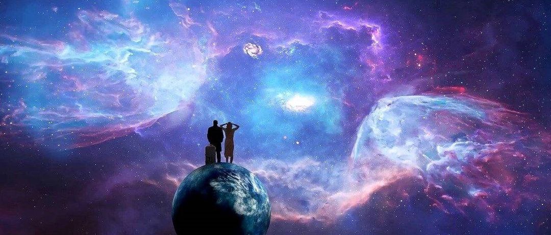 Zwei Personen stehen auf einem Globus in einer lebendigen kosmischen Landschaft mit Nebeln und Sternen.