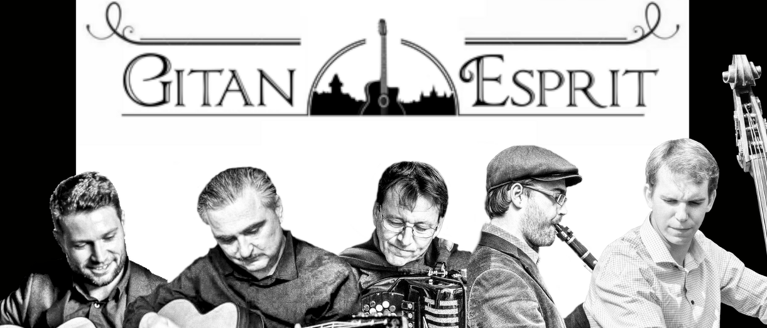 Vier Männer spielen gemeinsam Musik. Einer spielt Gitarre, ein anderer Akkordeon und zwei weitere spielen Klarinette und Saxophon.