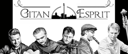 Vier Männer spielen gemeinsam Musik. Einer spielt Gitarre, ein anderer Akkordeon und zwei weitere spielen Klarinette und Saxophon.