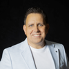 Bild enthält, Blazer, Coat, Jacket, Formal Wear, Suit, Shirt, Long Sleeve, Person, Smile, Man