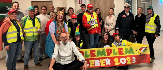 Bild enthält, People, Person, Banner, Adult, Male, Man, Pants, Groupshot, Coat, Portrait