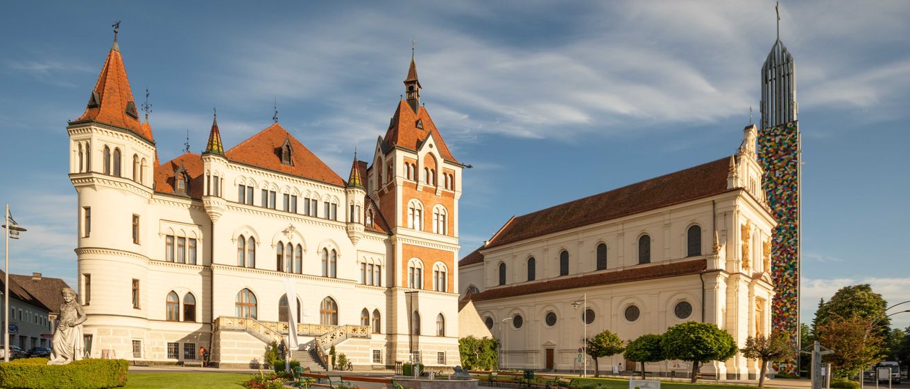 Bild enthält, Building, Spire, Grass, Campus, Clock Tower, City, Person, Gothic Arch, Bench, Cathedral