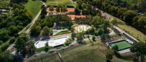 Bild enthält, Building, Outdoors, Aerial View, Grass, Park, Pool, Swimming Pool, Water, Car