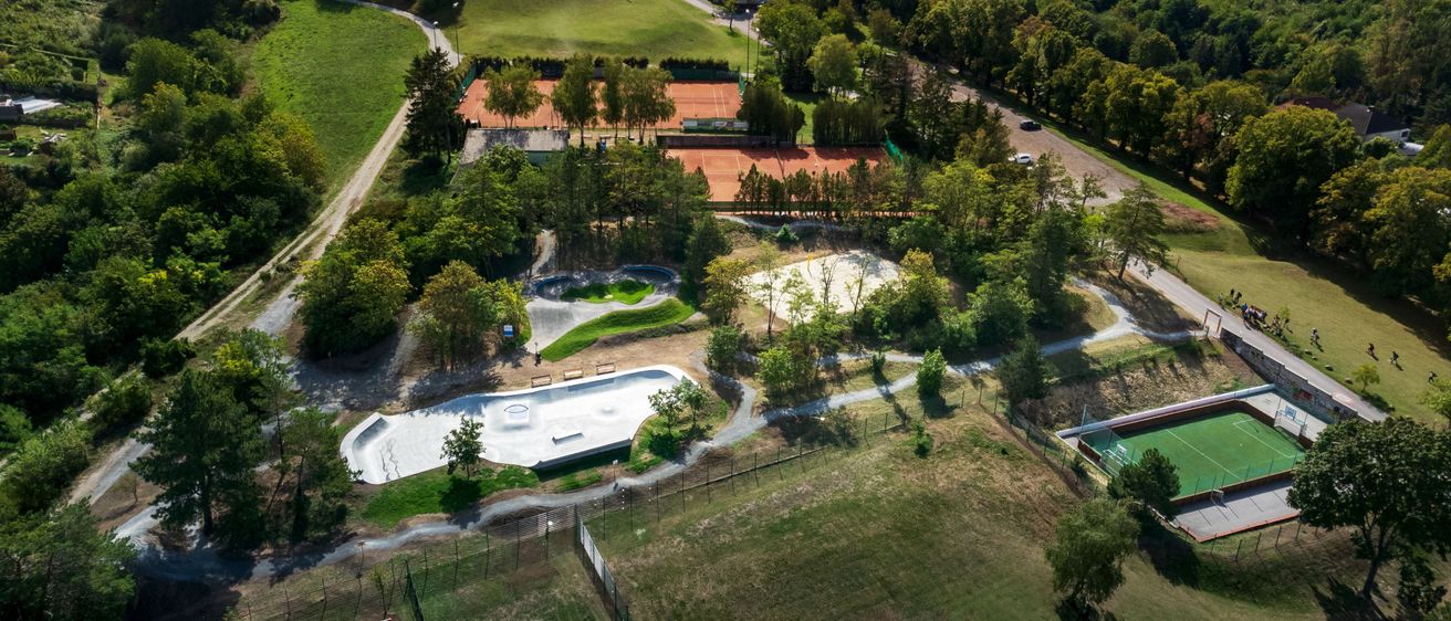 Bild enthält, Building, Outdoors, Aerial View, Grass, Park, Pool, Swimming Pool, Water, Car