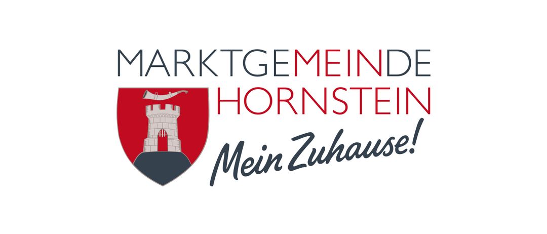 Ein Logo für einen Ort namens Marktgemeinde Hornstein. Es zeigt einen roten Schild mit einer Burgillustration und einem Horn oben drauf. Darunter steht in Schwarz 'Mein Zuhaus!' geschrieben.