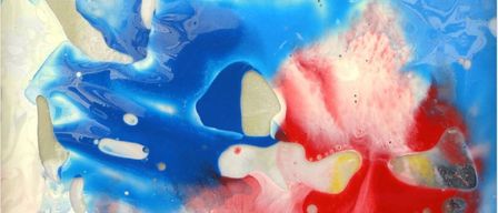 Ein abstraktes Gemälde mit blauen, roten und weißen Farben, die sich vermischen. Es gibt verstreute Punkte und Formen, die ein dynamisches und flüssiges Erscheinungsbild erzeugen.