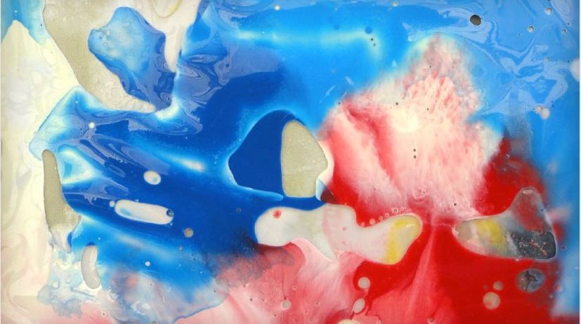 Ein abstraktes Gemälde mit blauen, roten und weißen Farben, die sich vermischen. Es gibt verstreute Punkte und Formen, die ein dynamisches und flüssiges Erscheinungsbild erzeugen.