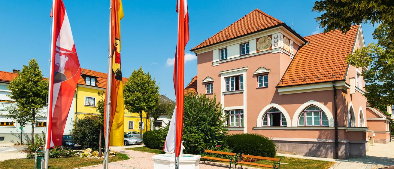 Bild enthält, Neighborhood, Building, House, Housing, Villa, Car, Flag, Bench, City, Suburb