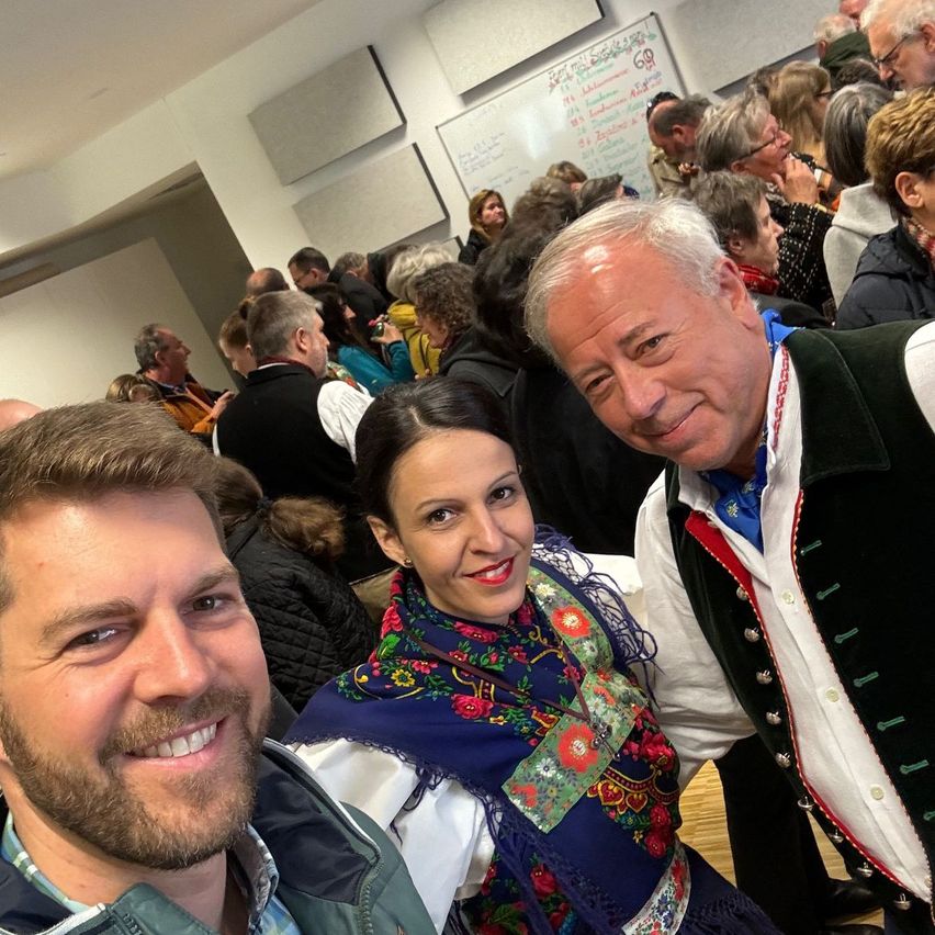 Bild enthält, People, Person, Adult, Female, Woman, Portrait, Male, Man, Glasses, Crowd