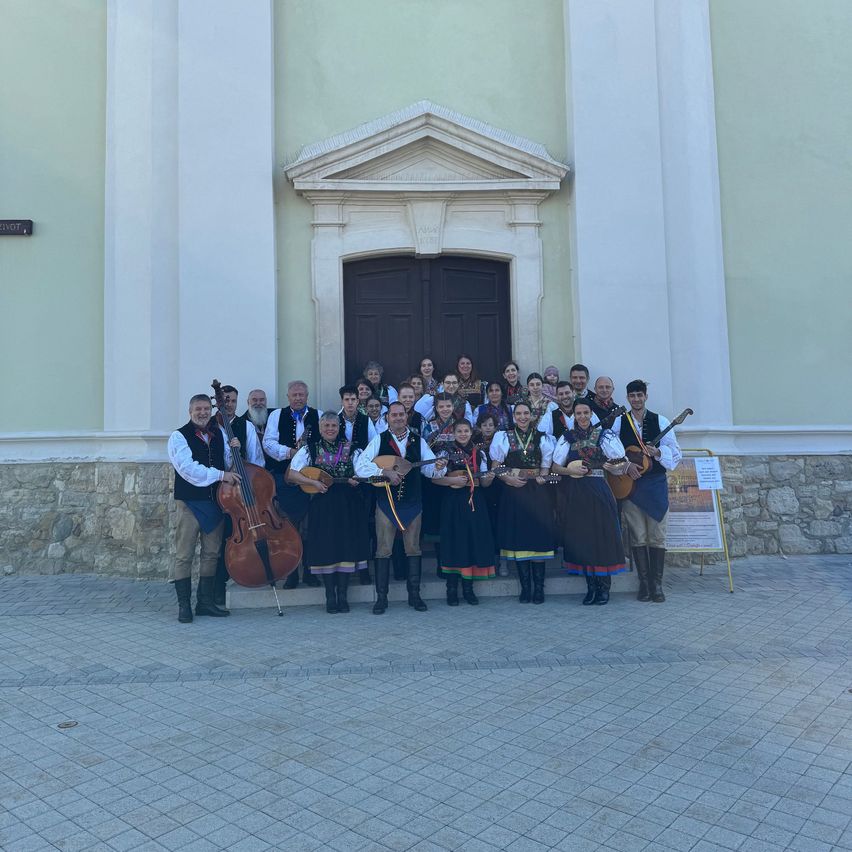 Bild enthält, Group Performance, Person, Adult, Male, Man, Female, Woman, Shoe, Music Band, People