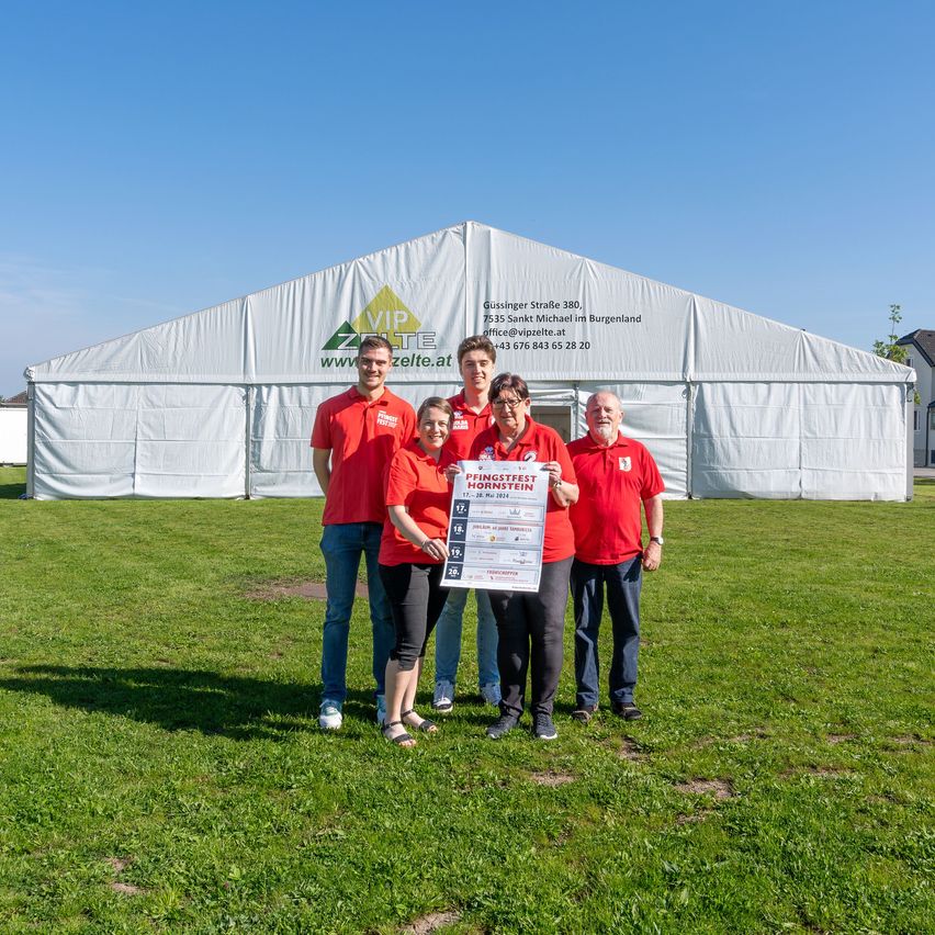 Bild enthält, People, Person, Grass, Adult, Male, Man, Shoe, Tent, Glasses, Sandal
