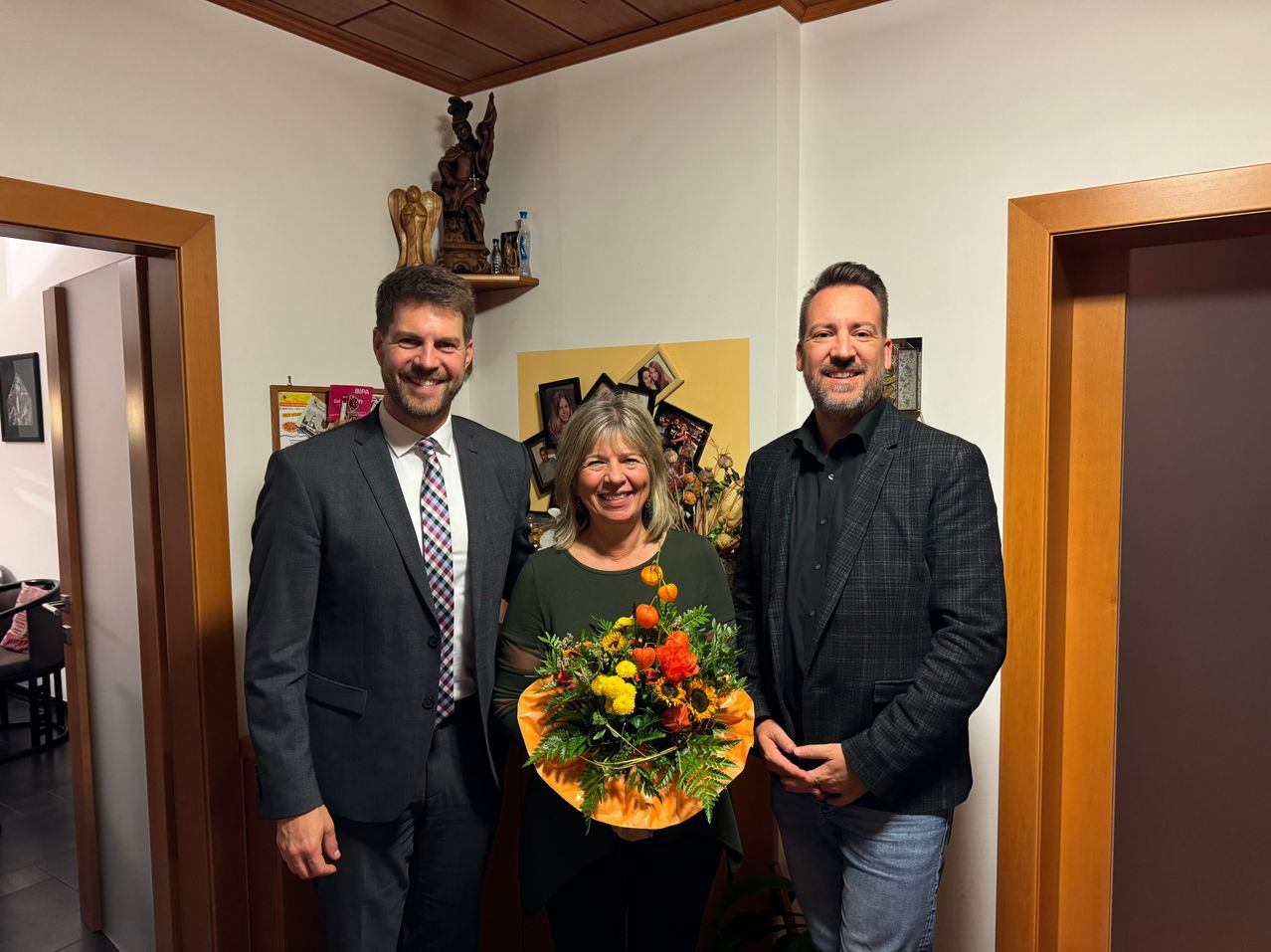 Bild enthält, Flower, Flower Arrangement, Flower Bouquet, Blazer, Coat, Jacket, Suit, Rose, Potted Plant, Person