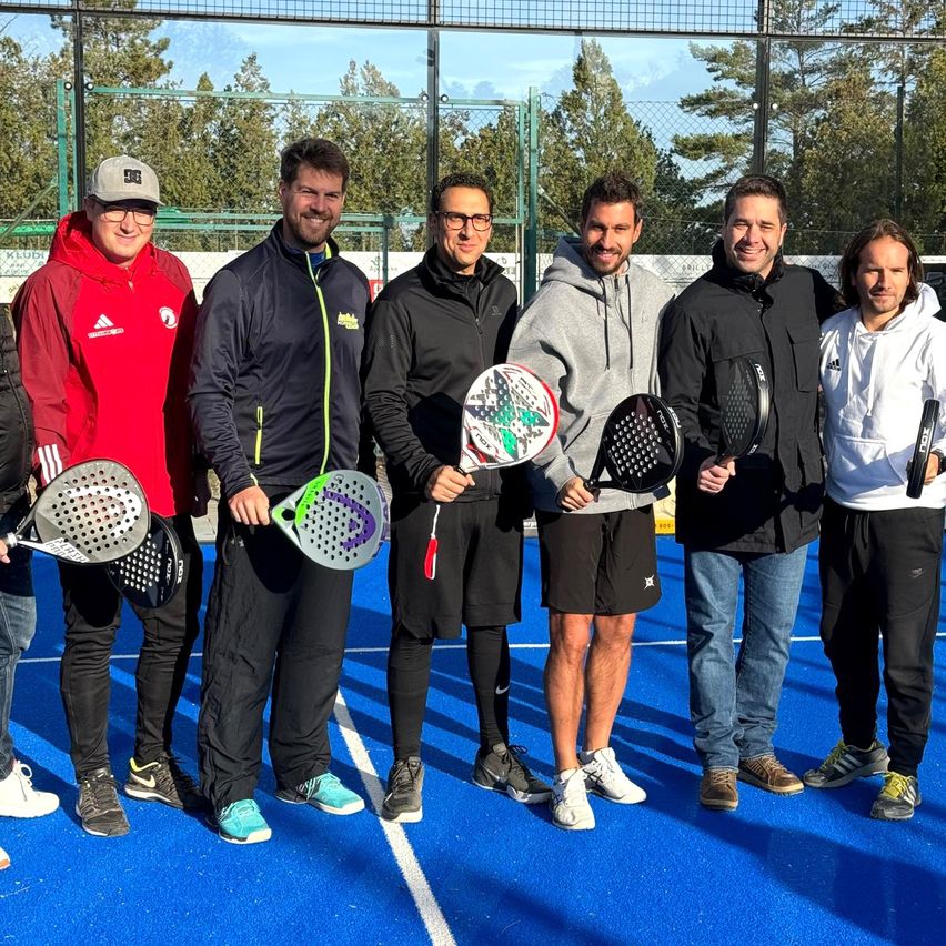 Bild enthält, Racket, Tennis Racket, Adult, Male, Man, Person, Jacket, Shoe, People, Jeans