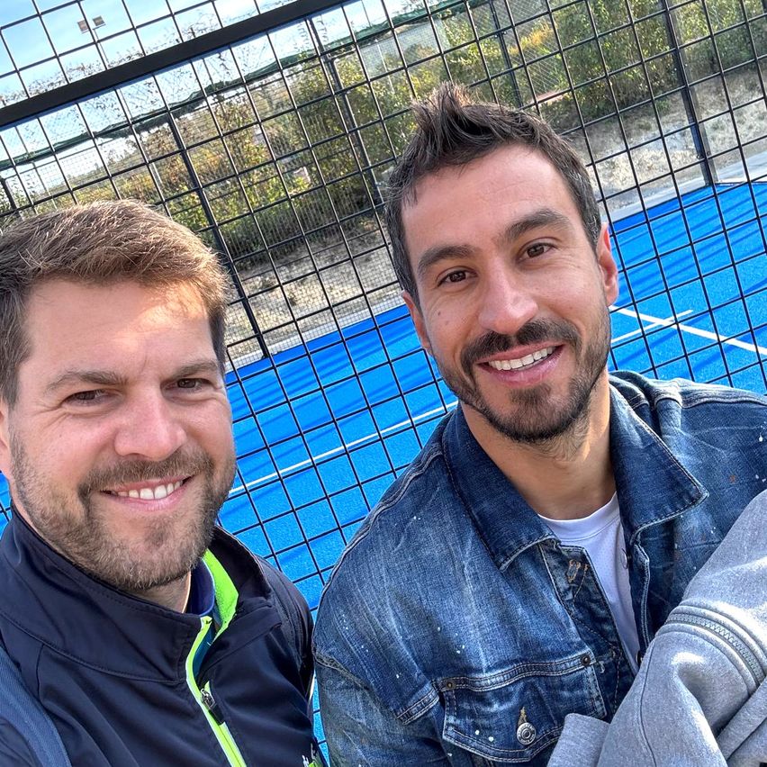 Bild enthält, Coat, Jacket, Pants, Face, Person, Smile, Adult, Male, Man, Tennis Racket