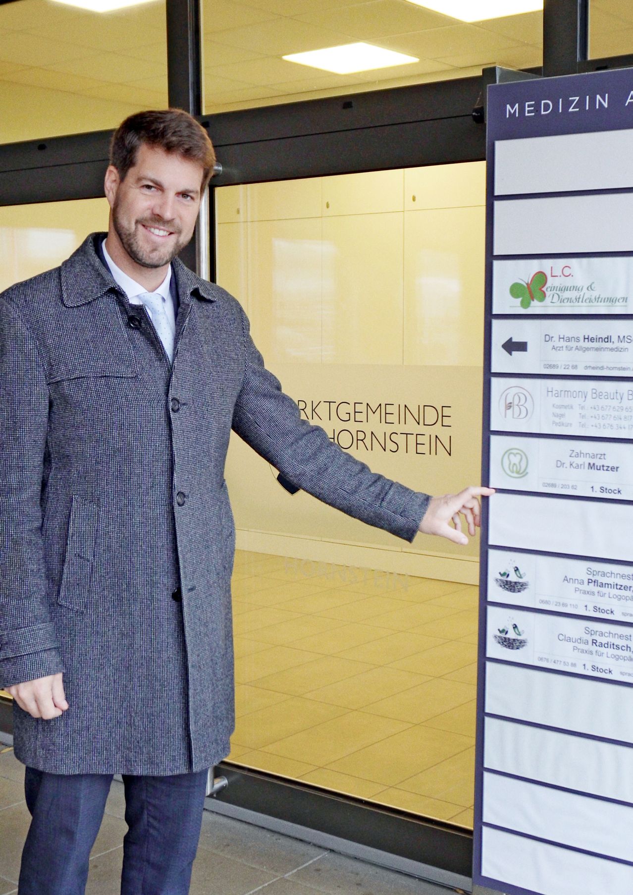 Bild enthält, Coat, Advertisement, Adult, Male, Man, Person, Jeans, Pants, Long Sleeve, Poster