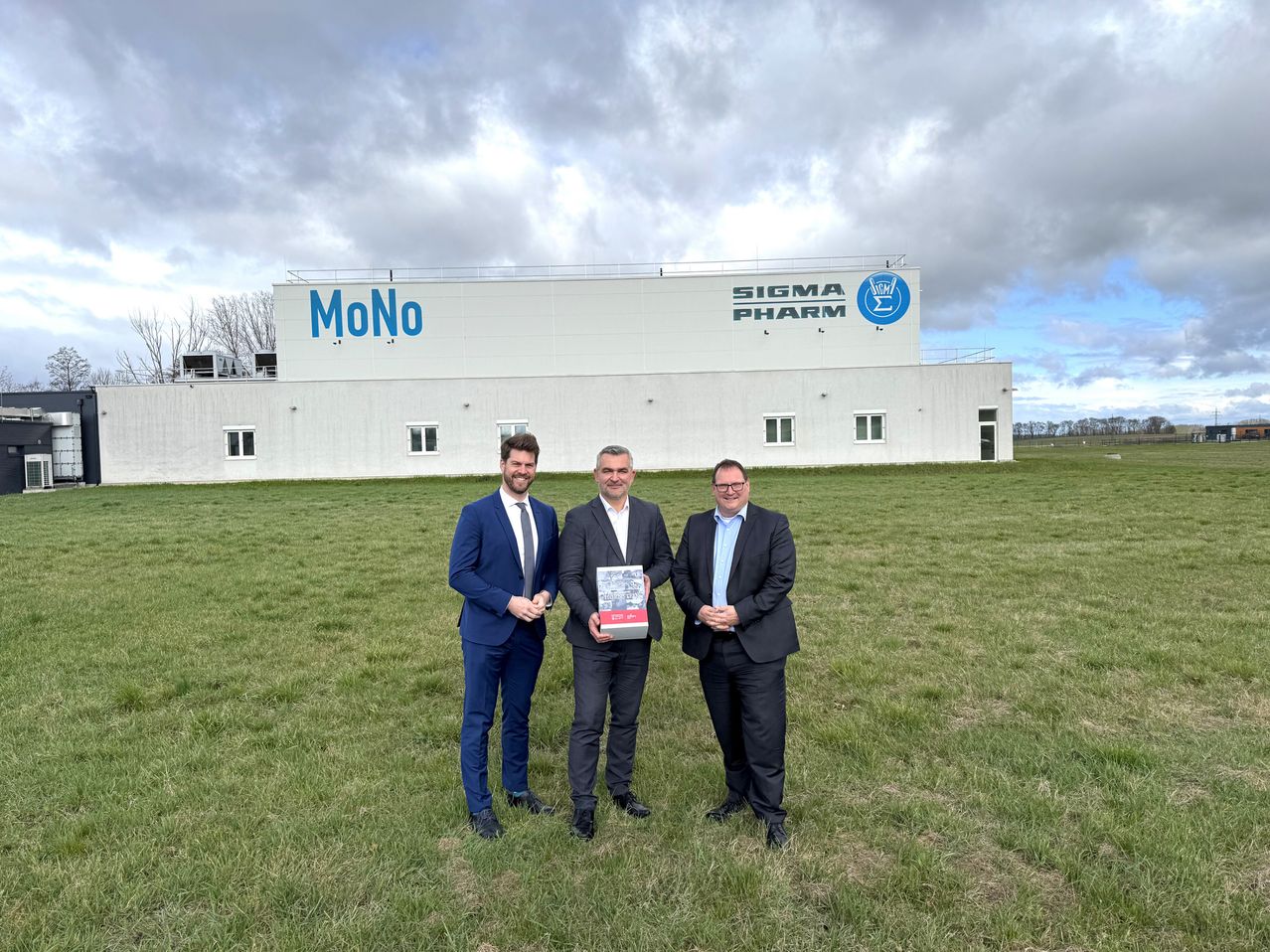 Bild enthält, Blazer, Coat, Jacket, Grass, Formal Wear, Suit, People, Person, Groupshot, Pants