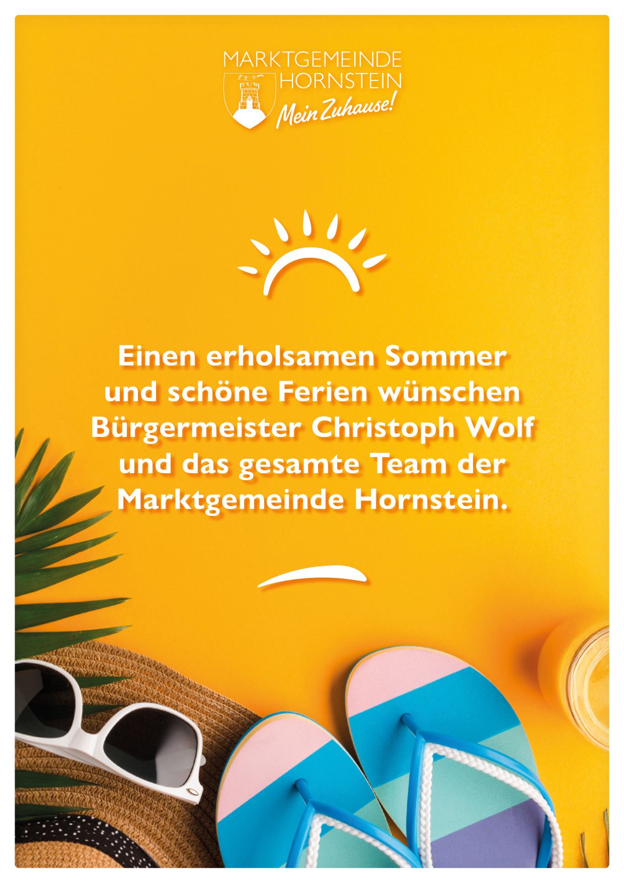 Ein gelbes Poster mit Sonnendesign wünscht einen erholsamen Sommer und schöne Ferien. Es zeigt eine Sonnenbrille, Hausschuhe und ein Blatt, unterzeichnet von Bürgermeister Christoph Wolf und dem gesamten Team der Gemeinde Hornstein.