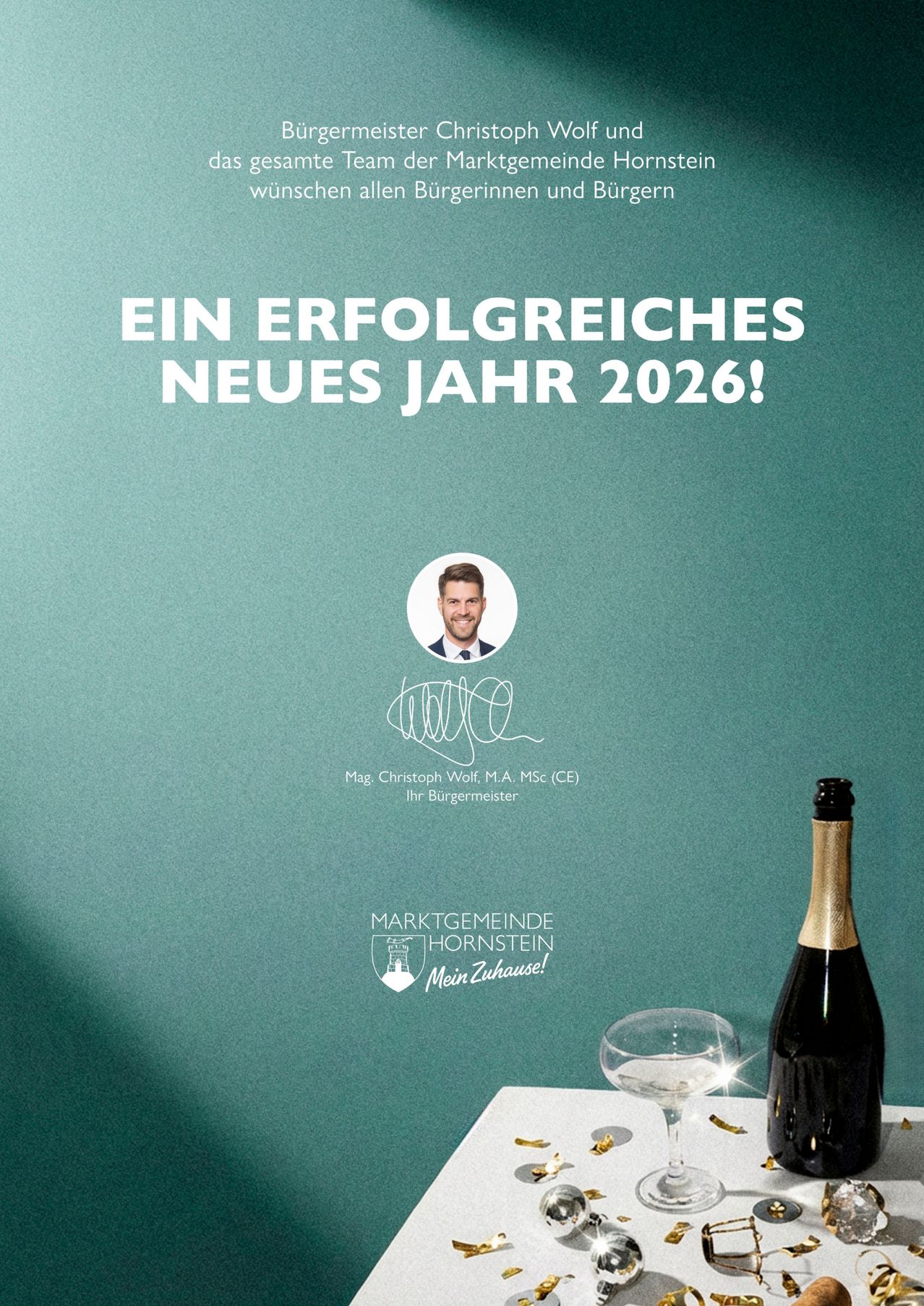 Plakat mit einem Foto eines Mannes, einer Weinflasche und einem Glas auf einem Tisch, das ein erfolgreiches neues Jahr 2026 bewirbt.