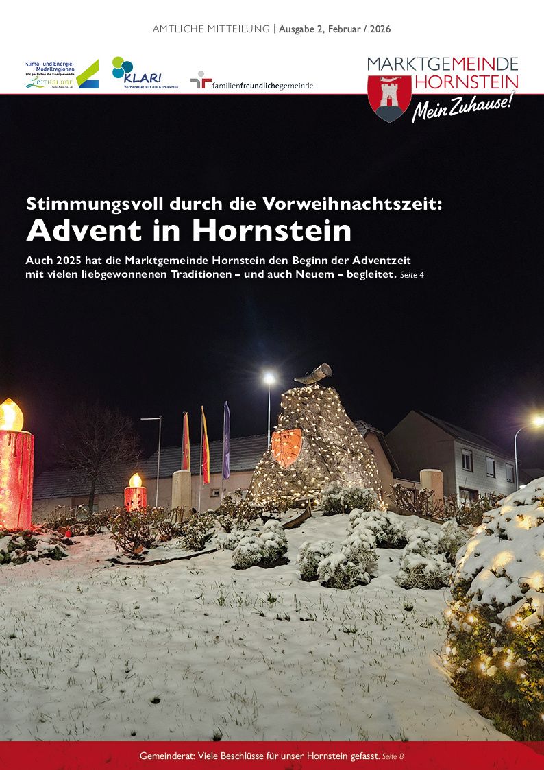 Eine festliche Szene in Hornstein zur Weihnachtszeit, mit einem mit Lichtern, Kerzen und Fahnen geschmückten Weihnachtsbaum vor verschneiter Kulisse.