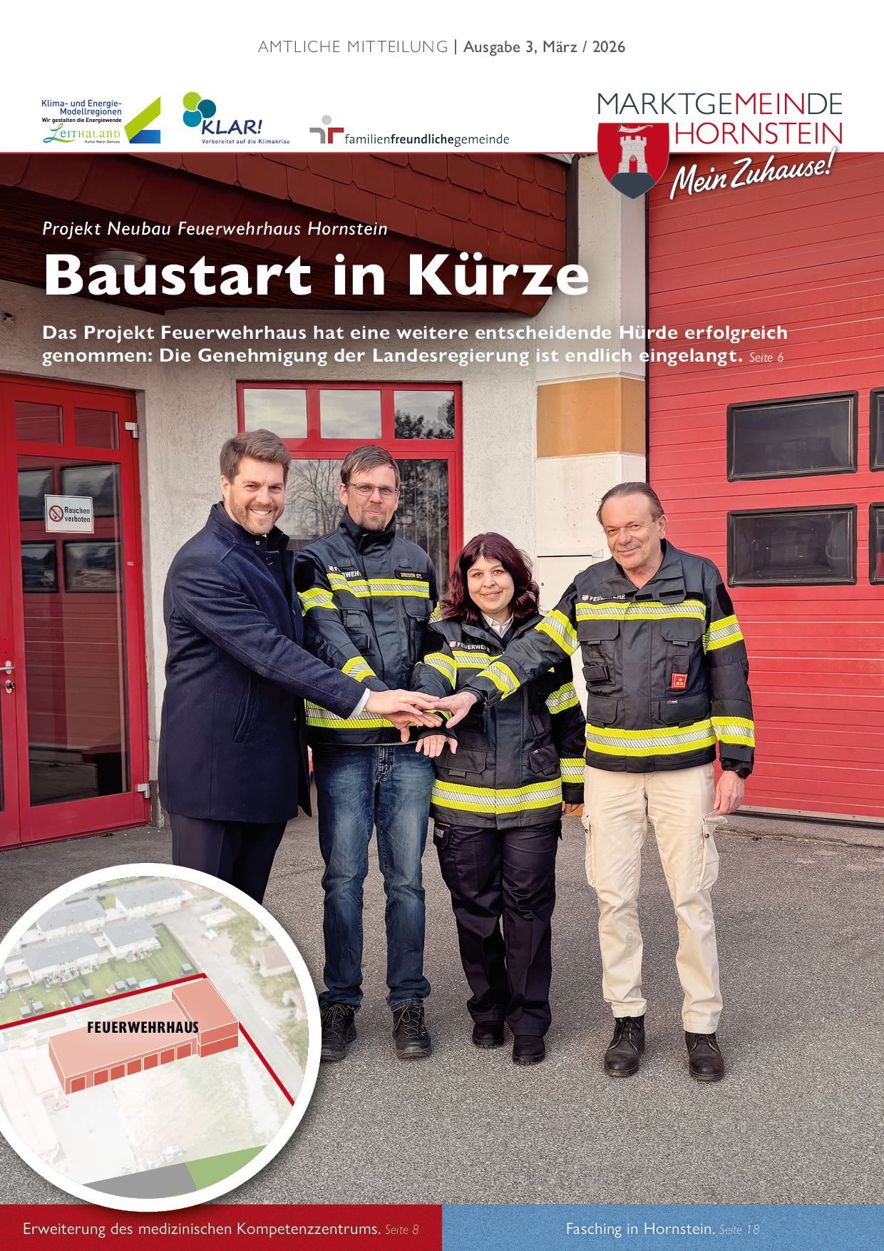 Vier Personen stehen vor einer Feuerwehrwache. Zwei Männer und eine Frau sind in Feuerwehruniformen gekleidet. Ein Mann in einem Anzug schüttelt die Hand der Frau. Ein Schild weist darauf hin, dass Rauchen verboten ist.