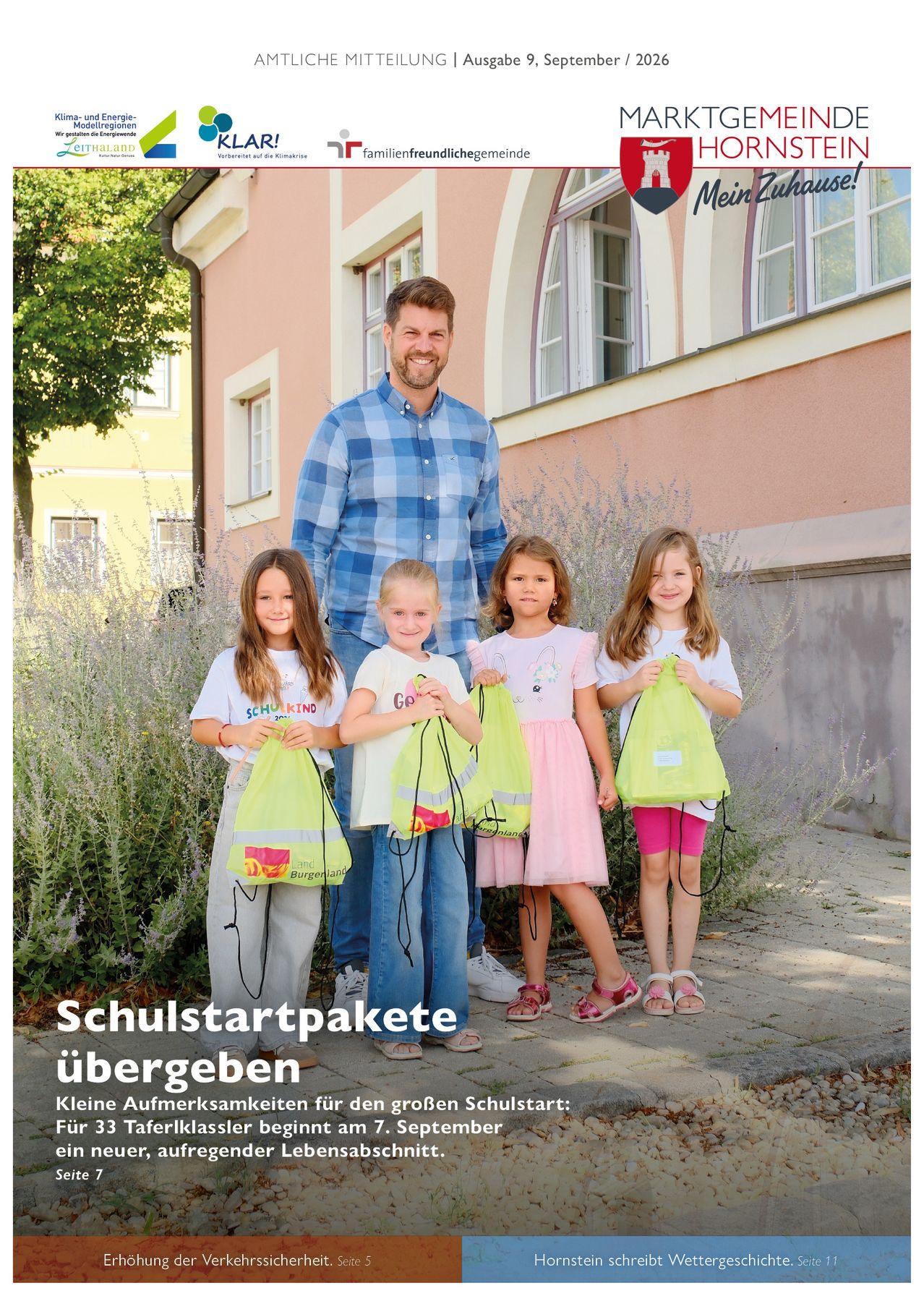 Ein Mann und vier Mädchen stehen vor einem Gebäude und halten Schulranzen. Der Mann lächelt und die Mädchen sehen glücklich aus. Das Bild hat einen Wasserzeichen mit dem Text 'Mein Zunhaus'.