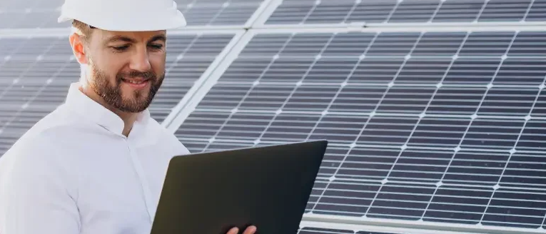 Bild enthält, Person, Worker, Computer, Electronics, Laptop, Pc