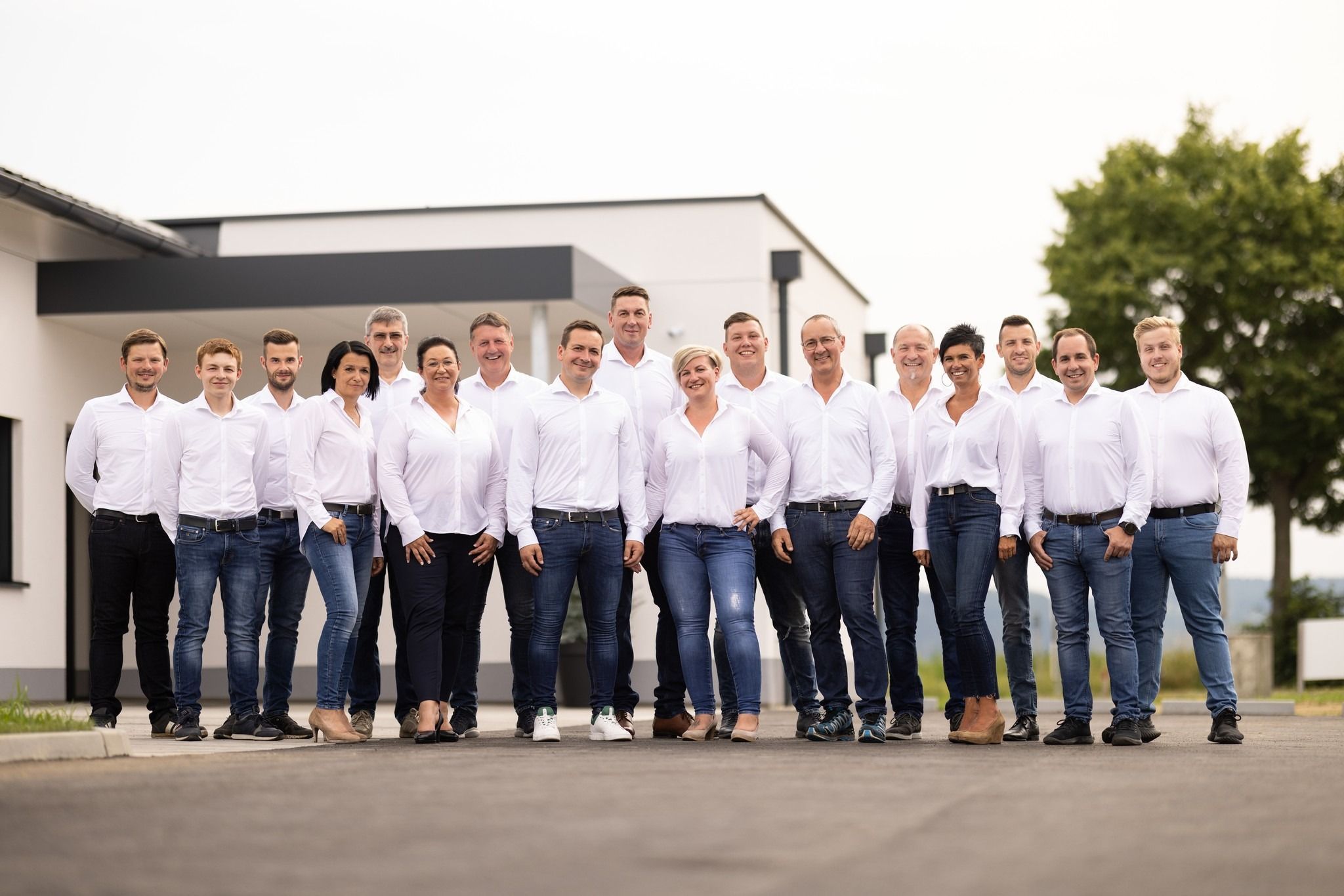 Bild enthält, Groupshot, Person, People, Pants, Adult, Male, Man, Jeans, Shoe, Woman