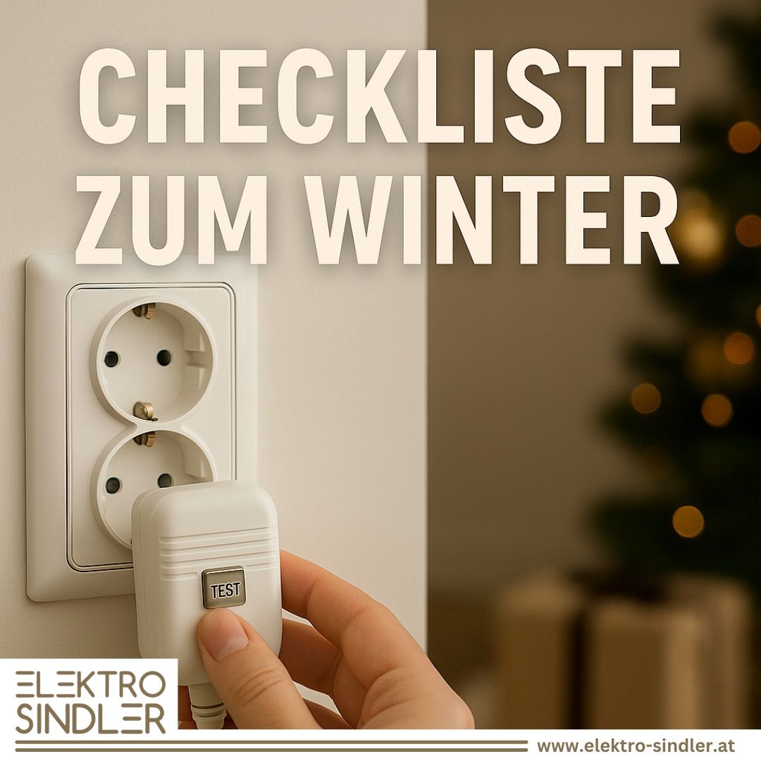 Eine Person steck ein Gerät in eine Steckdose mit den Worten 'Checkliste zum Winter' darüber, neben einem Weihnachtsbaum.